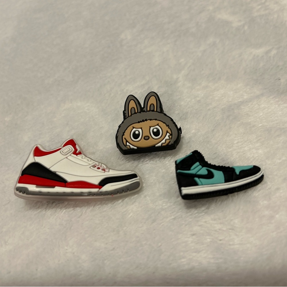 Snickers & monster shoe charms 3pk
